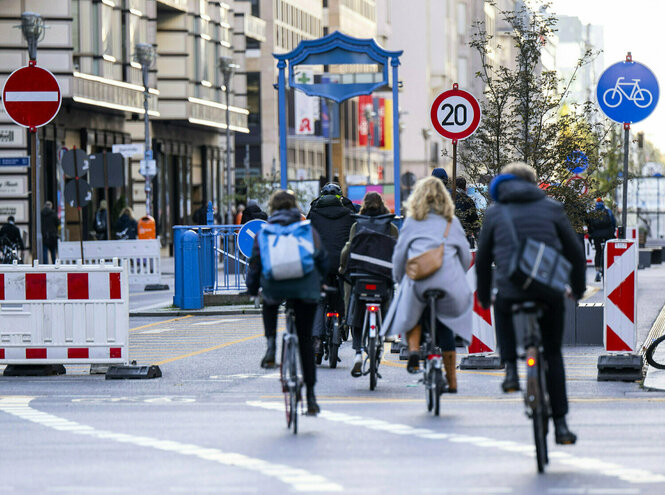 Eine Gruppe von Radlern auf dem autofreien Abschnitt in der Friedrichstraße