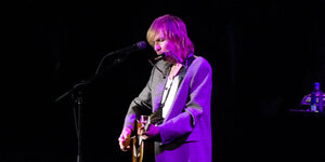 Ein Mann mit Gitarre auf einer dunklen Bühne: ein Auftritt des Sängers Beck auf dem SXSW Conference & Festivals 2022 in Austin (USA)