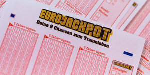Lottoscheine für den Eurojackpot mit vielen kleinen Kästchen zum ankreuzen der - hoffentlich - richtigen Tippzahlen.
