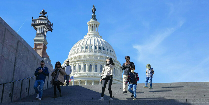 Menschen gehen auf den Treppen rund ums Capitol in Washington