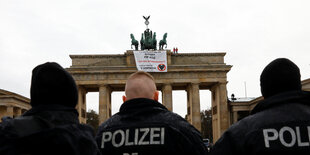 Aktivisten der Gruppe "Letzte Generation" haben das Brandenburger Tor besetzt.