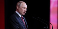 Russlands Präsident Putin spricht an einem Rednerpult