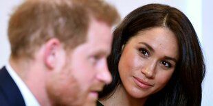 Meghan Markle guckt zu Harry