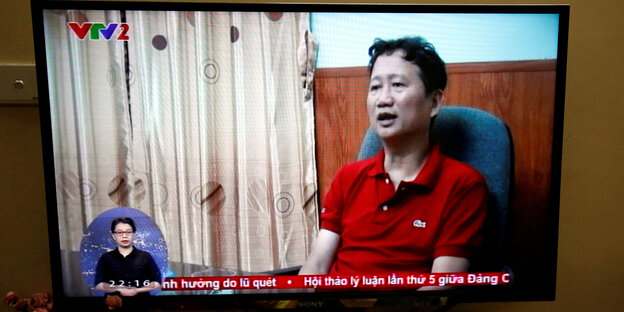 Trinh Xuan Than im roten Shirt ist in einem Fernsehbildschirm zu sehen
