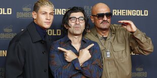 Emilio Sakraya, Fatih Akin und Giwar Hajabi posieren zum Foto