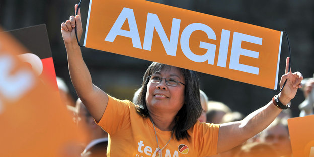 Wahlkampfveranstaltung 2009 für die CDU: Frau hält Angie-Schild hoch.