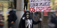 Eine als Skelett verkleidete Person bei einer Demonstration.