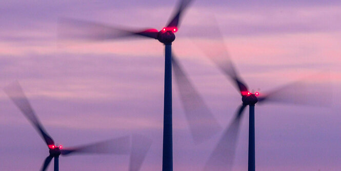 Windräder im Sonnenuntergang.