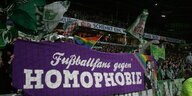Fans halten im Stadion von Werder Bremen ein lila Transparent mit der Aufschrift "Fußballfans gegen Homophobie" hoch.