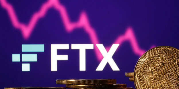 Absteigender Börsenkurs hinter Logo von FTX sowie Münzen