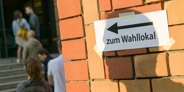 Ein Schild weist auf ein Wahllokal hin