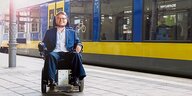 Der niedersächsische Landtagsabgeordnete Constantin Grosch sitzt an einem Bahnsteig in seinem Rollstuhl.