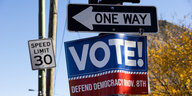 Plakat mit Wahlaufruf zu Midterms in den USA unter einem Einbahnstraßenschild