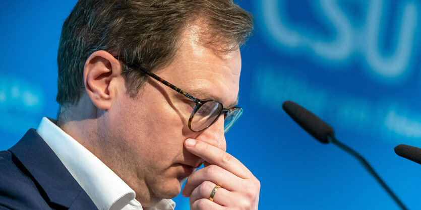 Martin Huber von der CSU bei einer Pressekonferenz.