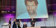 Preisverleihung des ifa-Preises im Allianz-Forum. Osman Kavala auf der Projektion im Hintergrund