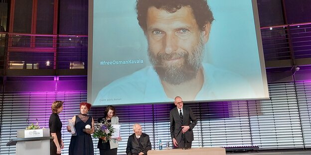 Preisverleihung des ifa-Preises im Allianz-Forum. Osman Kavala auf der Projektion im Hintergrund