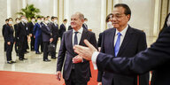 Kanzler Scholz und Premierminister Li Keqiang bei einem Empfang.
