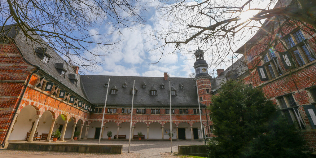 Innenhof des Reinbeker Schlosses mit Arkaden