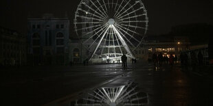 Ein Riesenrad im Dunkeln.