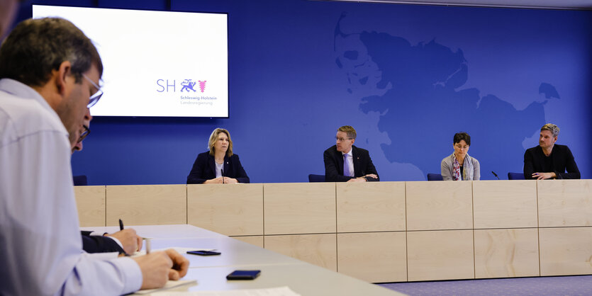 Pressekonferenz der Landesregierung Schleswig-Holstein: Gesundheitsministerin Kerstin von der Decken (CDU), Ministerpräsident Daniel Günther (CDU) und Finanzministerin Monika Heinold (Die Grünen)