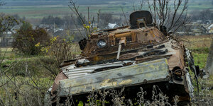 Ein zerstörter russischer Panzer steht am Rande von Iwaniwka, einem von der ukrainischen Armee nach der russischen Besetzung befreiten Dorf in der Provinz Cherson