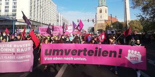 Viele Menschen versammeln sich auf der Berliner Karl-Liebknecht-Straße hinter dem Banner von umverteilen. Im Hintergrund die Nikolaikirche