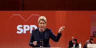 Franziska Giffey gestikuliert vor einer SPD-Bühne
