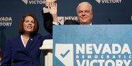 eschreibung US-Senatorin Catherine Cortez Masto winkt neben Nevadas Gouverneur Steve Sisolak während einer Wahlparty