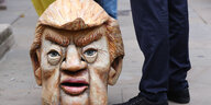 Ein Demonstrant steht auf dem Parliament Square neben einer Nachbildung des Kopfs von US-Präsident Trump