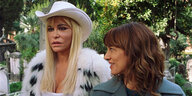 Die blonde Protagonistin Vera aus dem gleichnamigen Film mit Cowboyhut neben einer dunkelhaarigen Frau.