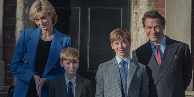 Diana mit blonder Frisur, rechts daneben ihr Mann mit Anzug, dazwischen die Kinder