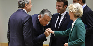 Orban, von der Leyen, Macron