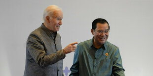 Job Biden und Hun Sen in traditionellen Hemden in Phnom Penh