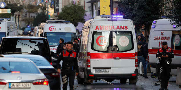 Mehrere Rettungswagen stehen nahe dem Taksim-Platz