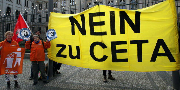 Menschen demonstrieren im September 2022 zu Beginn der Bundesratssitzung gegen das Handelsabkommen Ceta.