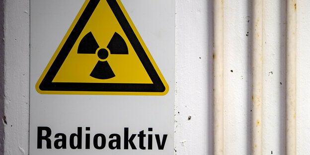 Ein Radioaktiv-Warnhinweis an einer Wand