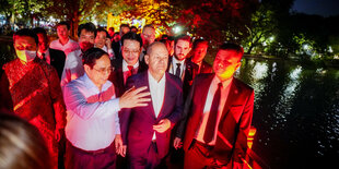 Vietnam Pham Minh Chinh zeigt Bundeskanzler Olaf Scholz am Abend den Hoan Kiem See im Zentrum Hanois