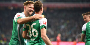 Werder-Stürmer Niclas Füllkrug umarmt den Torschützen zum 1:1, Christian Gross