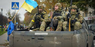 Ukrainische Soldaten auf einem Pickup.
