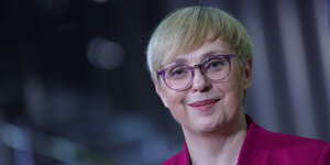 Natasa Pirc Musar , die neue Präsidentin, trägt kurzes blondes Haar und eine lila Brille