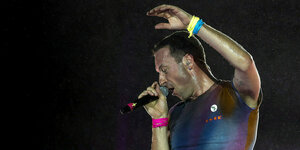 Der Coldplay-Sänger Chris Martin während eines Konzerts