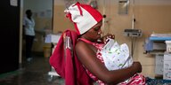 Ein Mutter mit ihren neugeborenen in einem Krankenhaus in Kigali, Ruanda