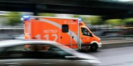 Ein Rettungswagen der Berliner Feuerwehr rast mit Balulicht auf einer Autobahn