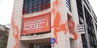 Orange Farbspritzer auf dem Willi-Brandt-Haus (SPD-Parteizentrale)