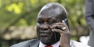 Rebellenführer Riek Machar telefoniert mit seinem Handy.