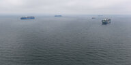 Containerfrachter liegen in der Nordsee vor Anker.