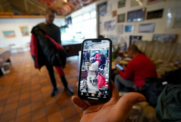 Ein ukrainischer Seemann zeigt auf seinem Smartphone im Seemannsclub 