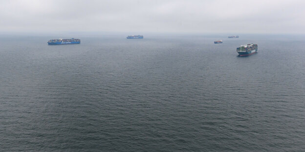 Containerfrachter liegen in der Nordsee vor Anker.