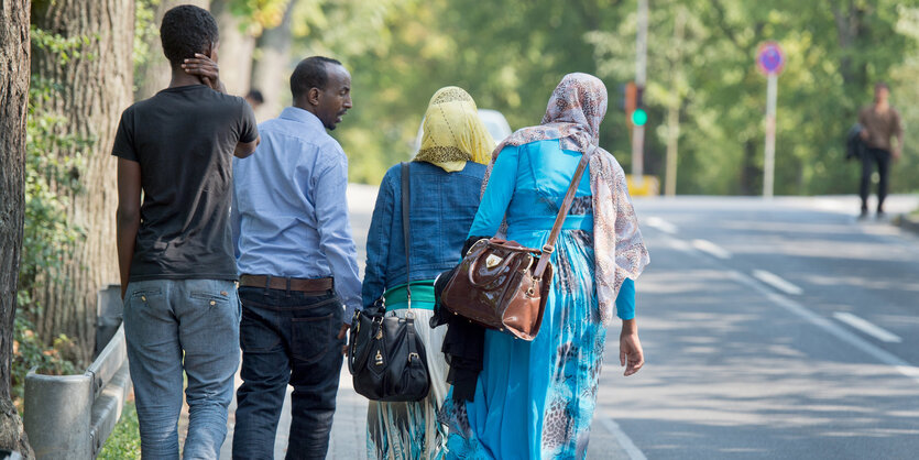 Flüchtlinge laufen auf einer Straße