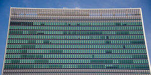 Blick auf die Fensterfront des UN-Haiuptquartiers in New York